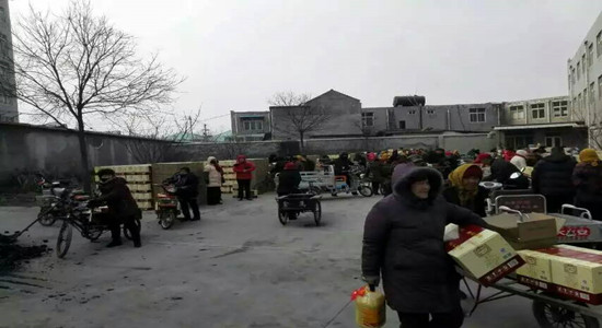 章丘金屬顏料為村民發(fā)福利.jpg 章丘金屬顏料為村民發(fā)福利.jpg